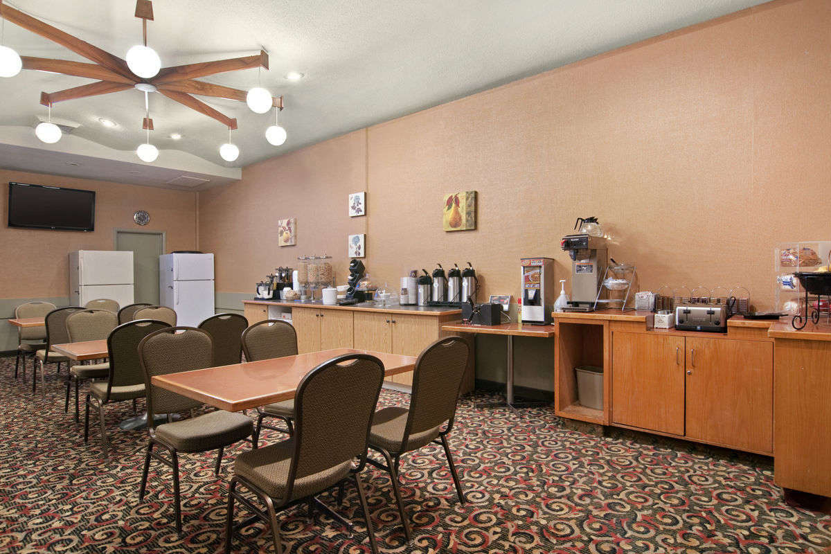 Travelodge By Wyndham Lethbridge Restaurant bilde